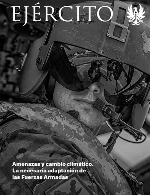piloto avión de combate mirando con el casco puesto, revista ejército